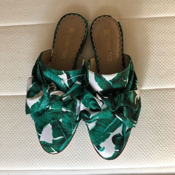 Shoes - NWOT Banana Palm Mules 🌴